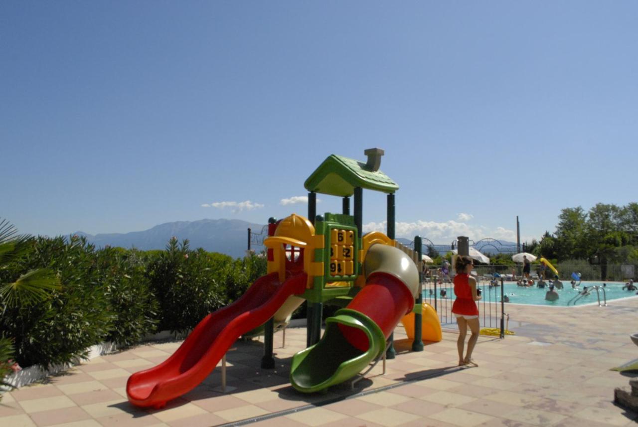Happy Camp Mobile Homes In Villaggio Turistico Internazionale Eden San Felice del Benaco Exterior photo