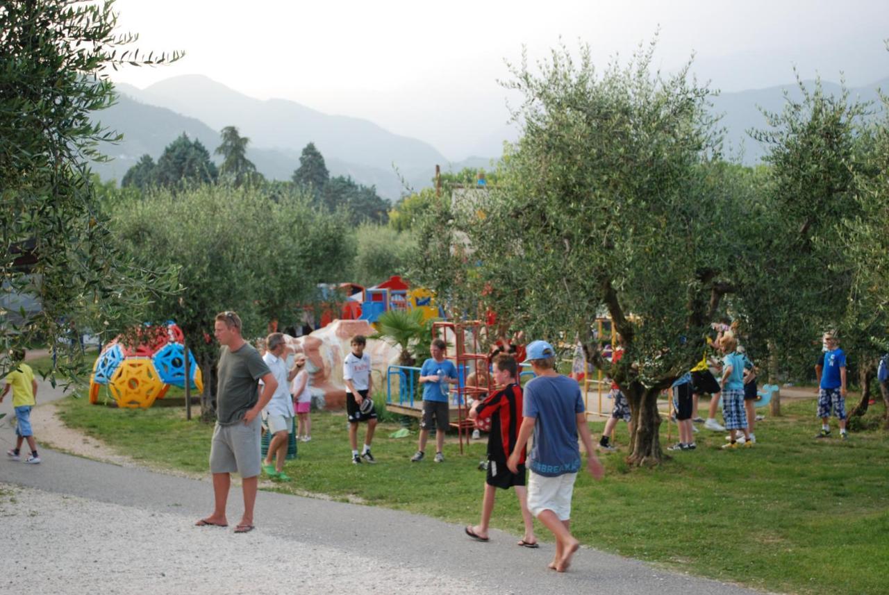 Happy Camp Mobile Homes In Villaggio Turistico Internazionale Eden San Felice del Benaco Exterior photo